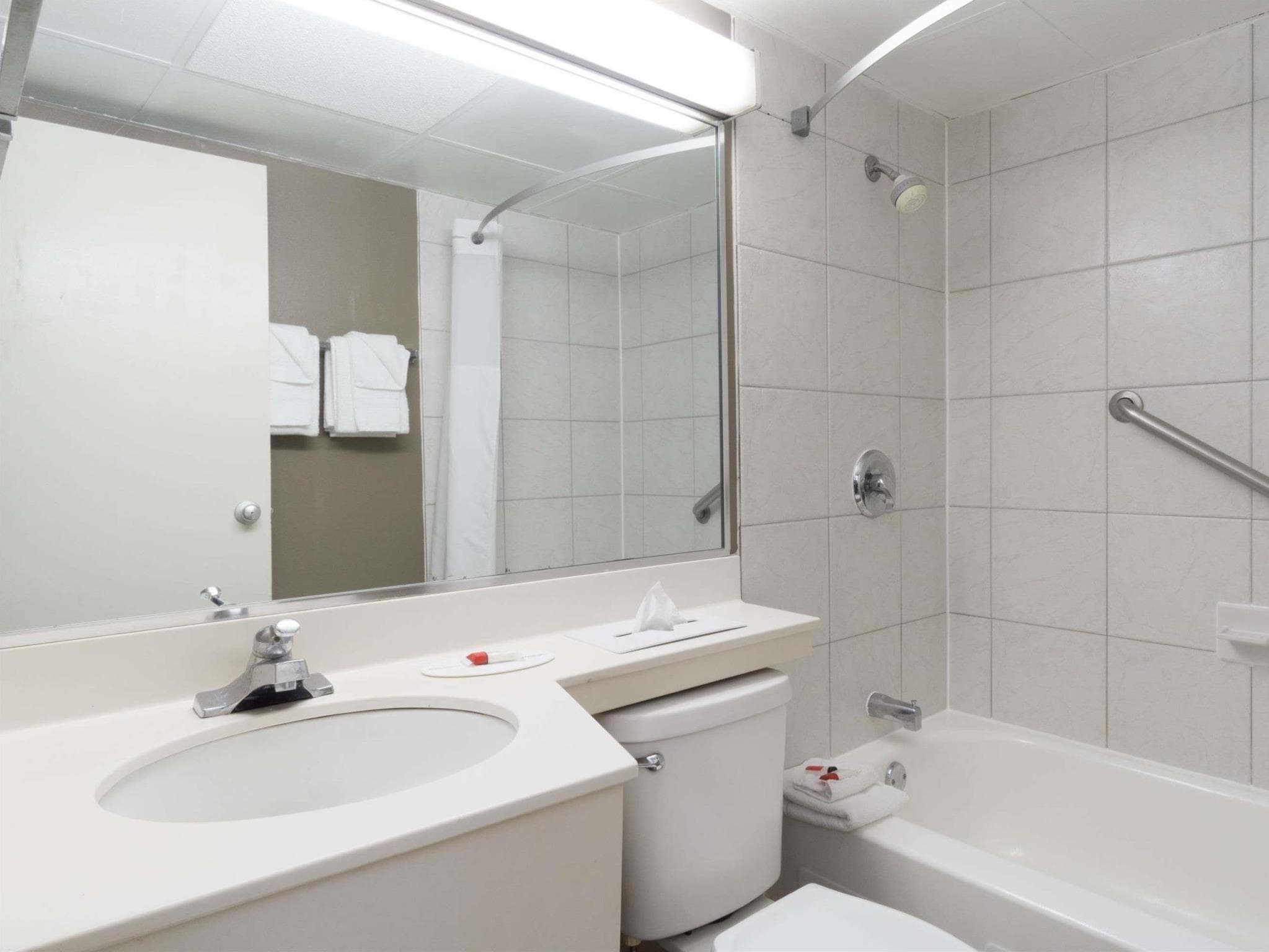 Days Inn & Suites by Wyndham Columbus East Airport